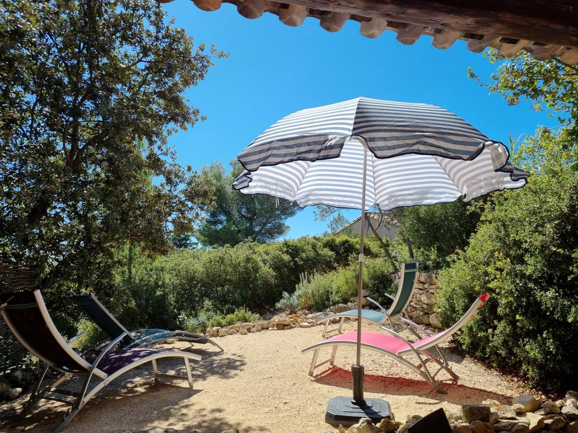 Les Garrigues De La Vallee Des Baux Параду Екстериор снимка