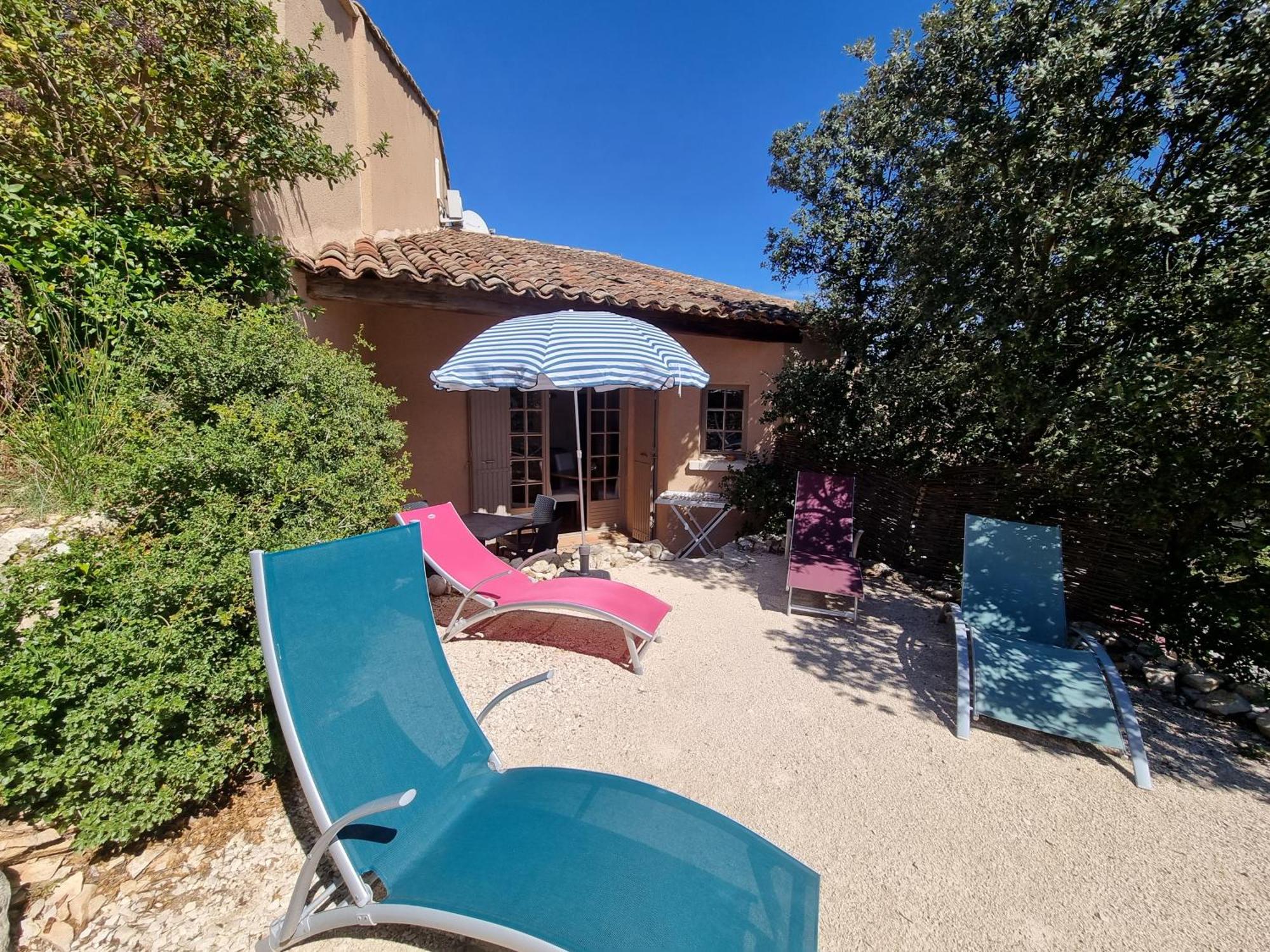Les Garrigues De La Vallee Des Baux Параду Екстериор снимка
