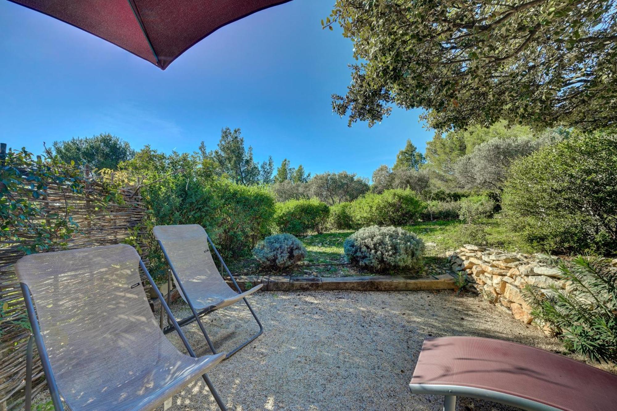 Les Garrigues De La Vallee Des Baux Параду Екстериор снимка