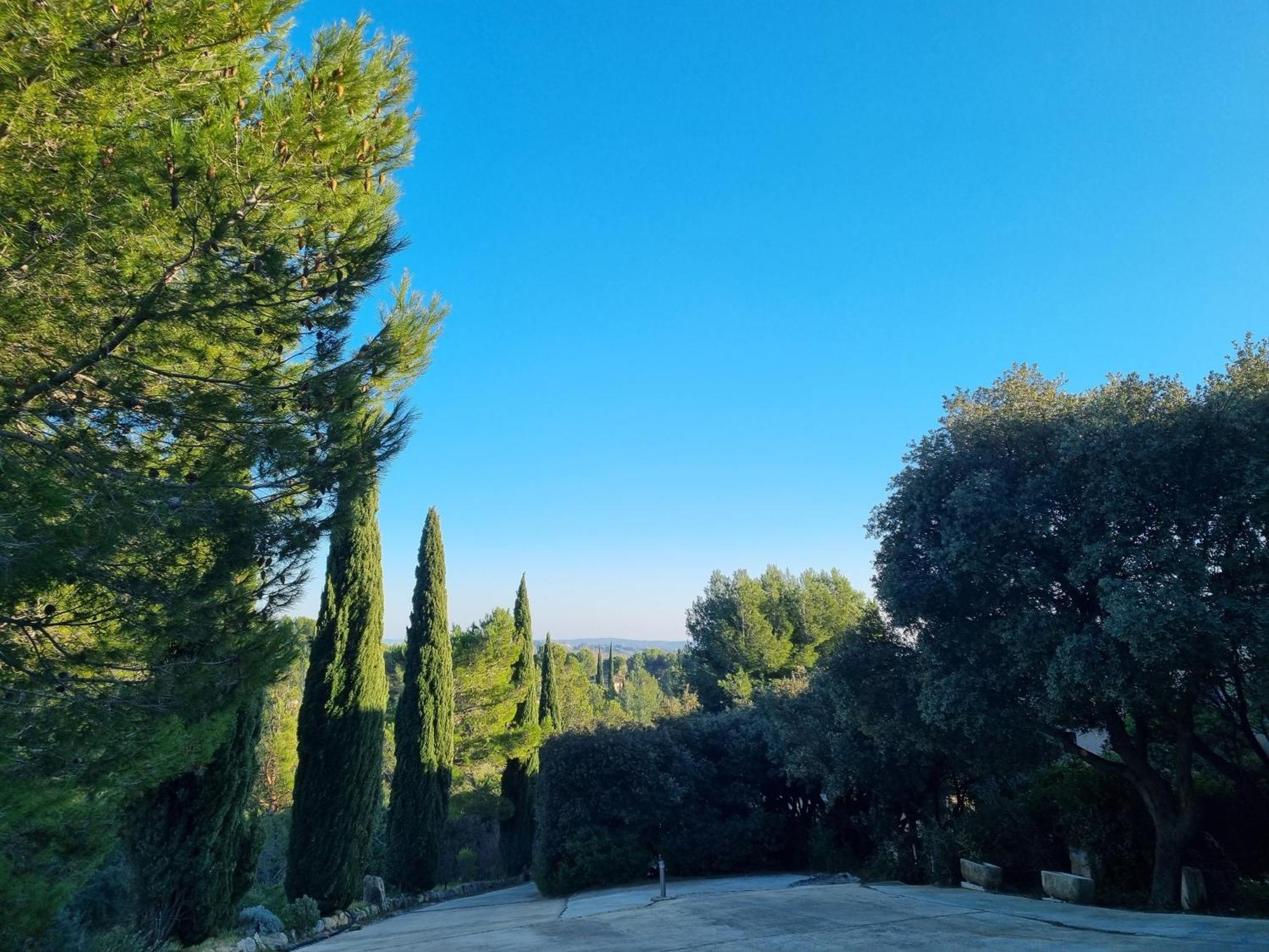 Les Garrigues De La Vallee Des Baux Параду Екстериор снимка